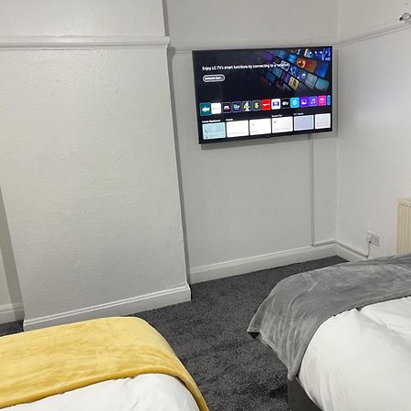 Hometel Digs Hidden Gem Large Comfy Home Can Sleep 15 Braunstone Town Ngoại thất bức ảnh