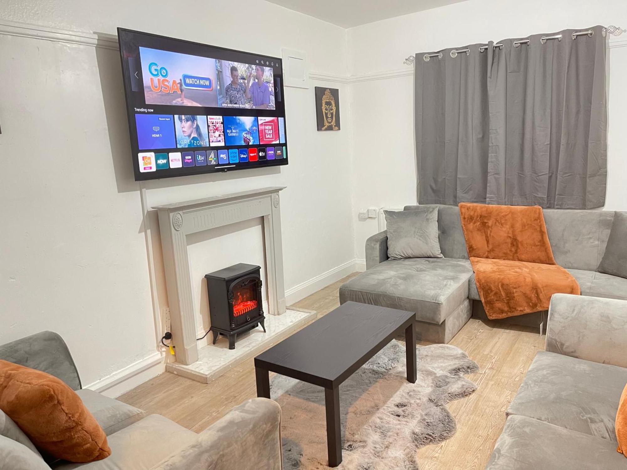 Hometel Digs Hidden Gem Large Comfy Home Can Sleep 15 Braunstone Town Ngoại thất bức ảnh