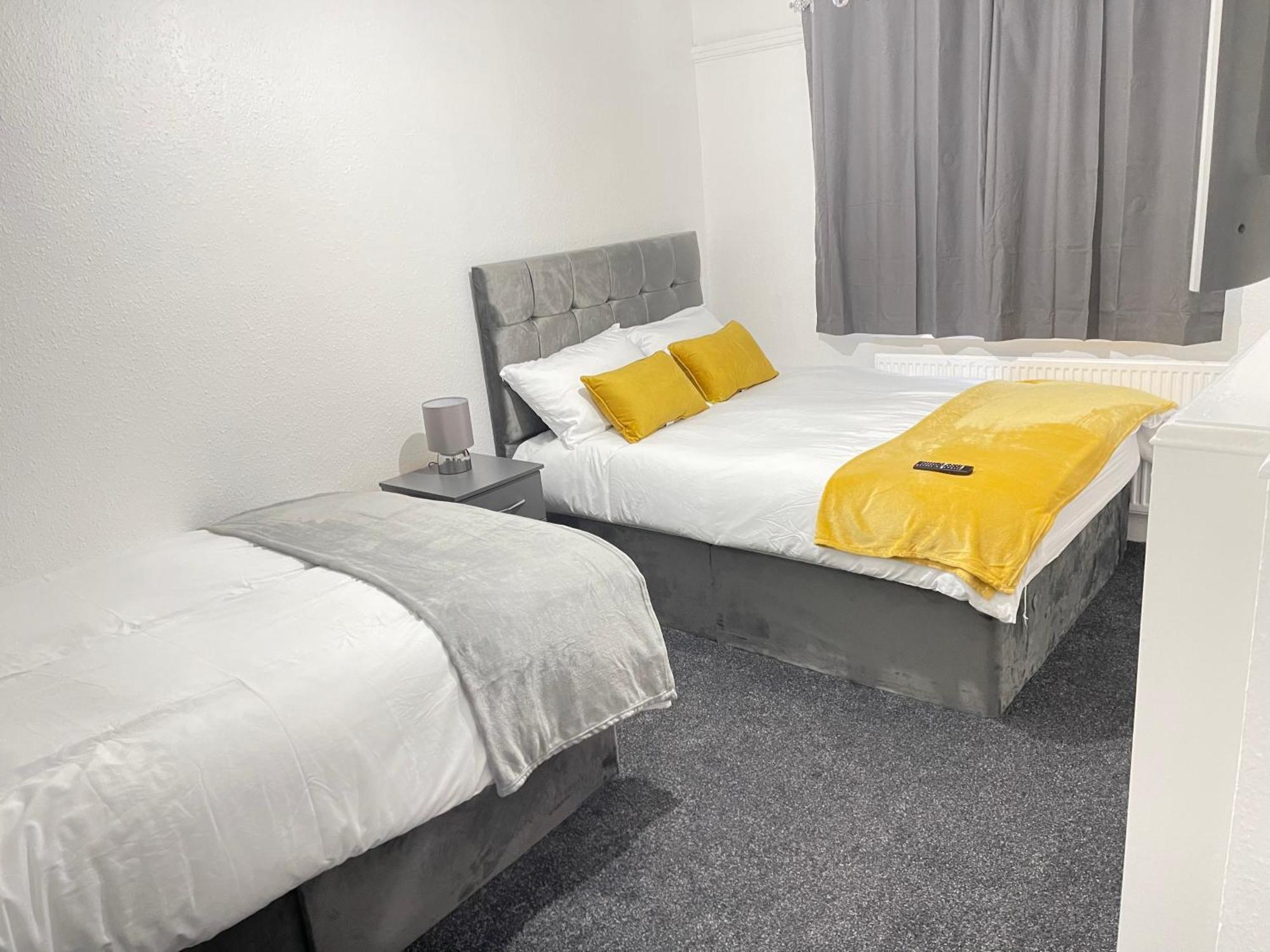 Hometel Digs Hidden Gem Large Comfy Home Can Sleep 15 Braunstone Town Ngoại thất bức ảnh