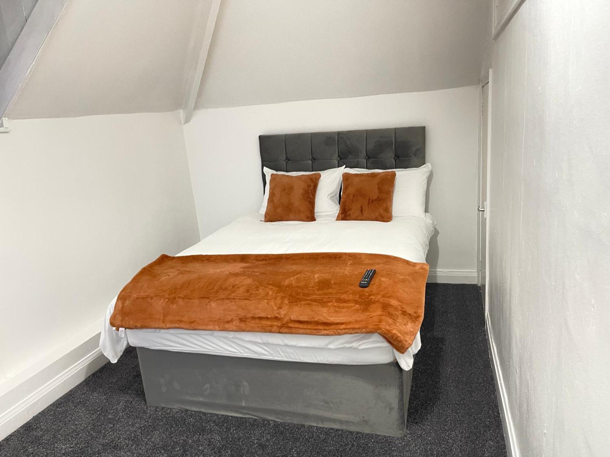 Hometel Digs Hidden Gem Large Comfy Home Can Sleep 15 Braunstone Town Ngoại thất bức ảnh